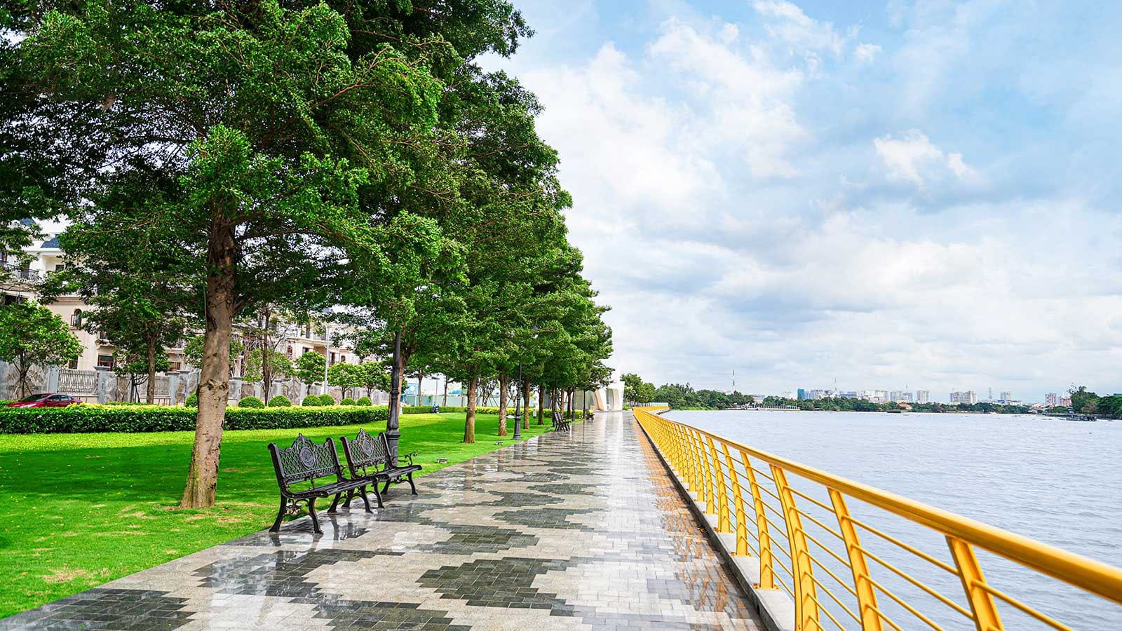 Vị trí gần hồ cảnh quan giữa lòng khu đô thị, không khí môi trường trong lành đáng sống. Vị trí gần ngân hàng Vietcombank, các tiện ích trường Quốc tế Emasi trường mầm non Hugo House, bệnh viện,... Hoàn thiện cao cấp, phù hợp vừa ở vừa cho thuê các tầng dưới.