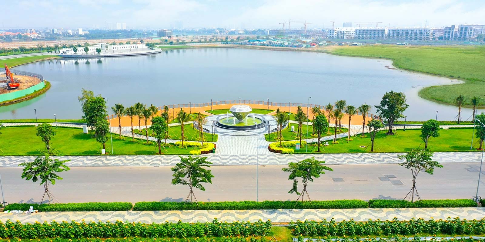Vị trí gần hồ cảnh quan giữa lòng khu đô thị, không khí môi trường trong lành đáng sống. Vị trí gần ngân hàng Vietcombank, các tiện ích trường Quốc tế Emasi trường mầm non Hugo House, bệnh viện,... Hoàn thiện cao cấp, phù hợp vừa ở vừa cho thuê các tầng dưới.