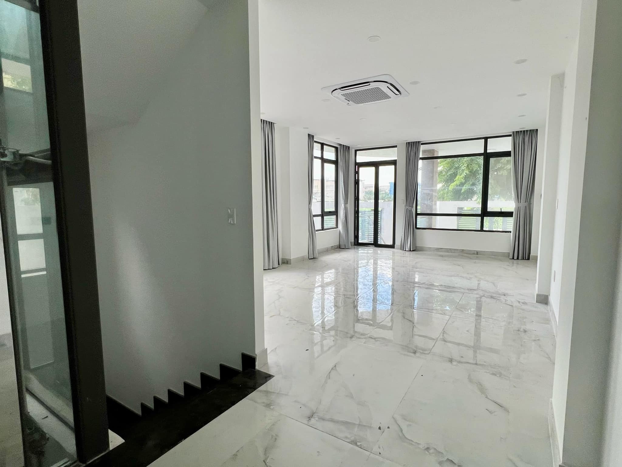 Bán nhà phố góc 182m2 hướng Đông Nam đường 20m tại Vạn Phúc
