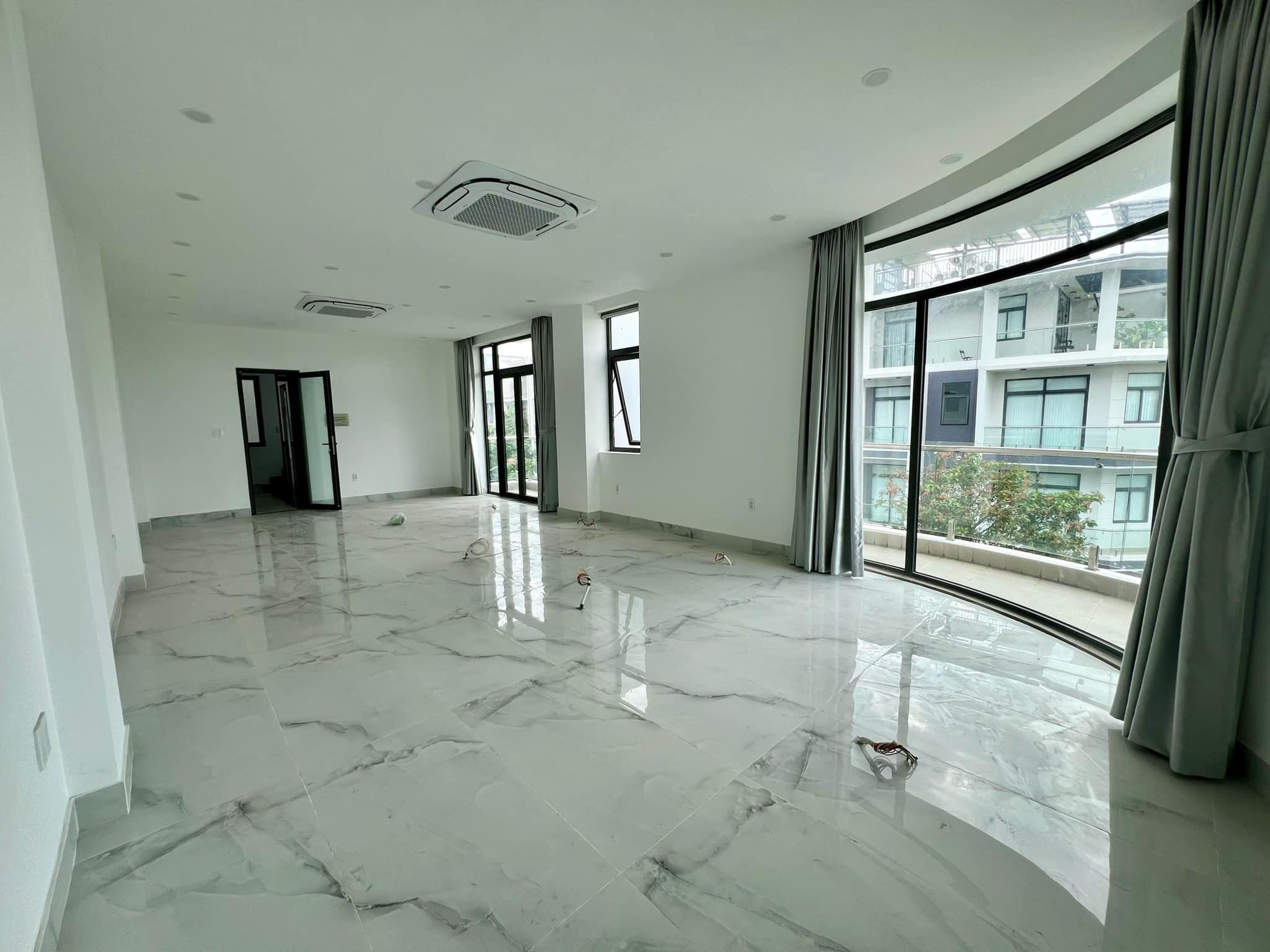 Bán nhà phố góc 182m2 hướng Đông Nam đường 20m tại Vạn Phúc