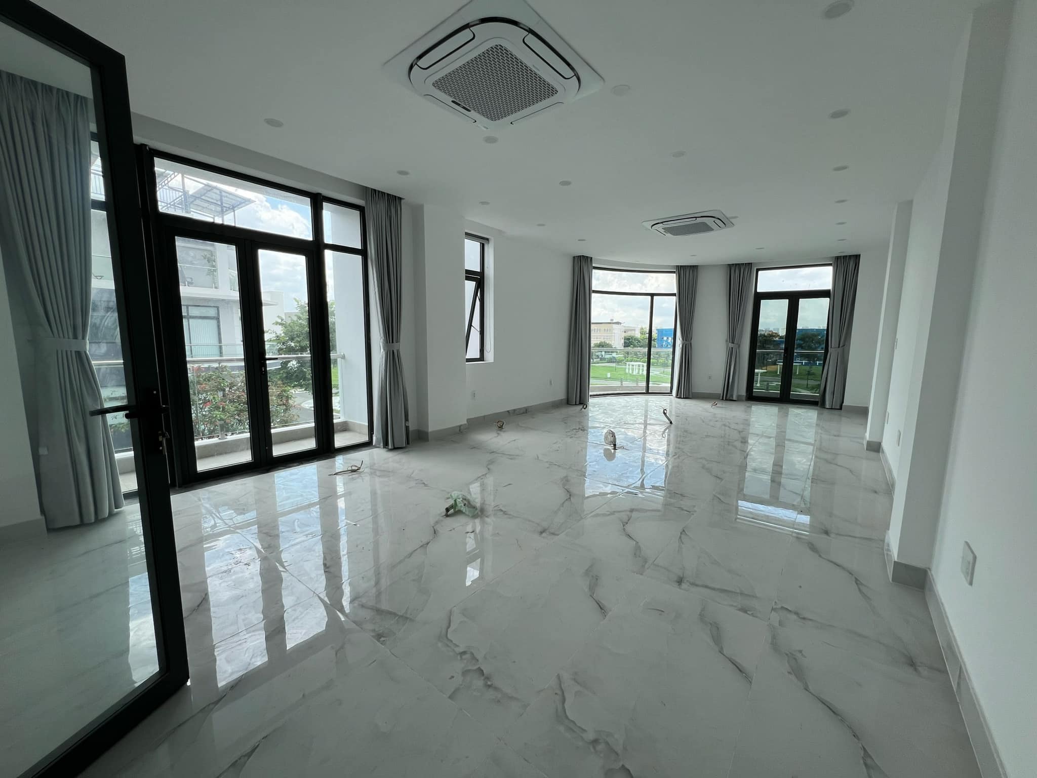 Bán nhà phố góc 182m2 hướng Đông Nam đường 20m tại Vạn Phúc