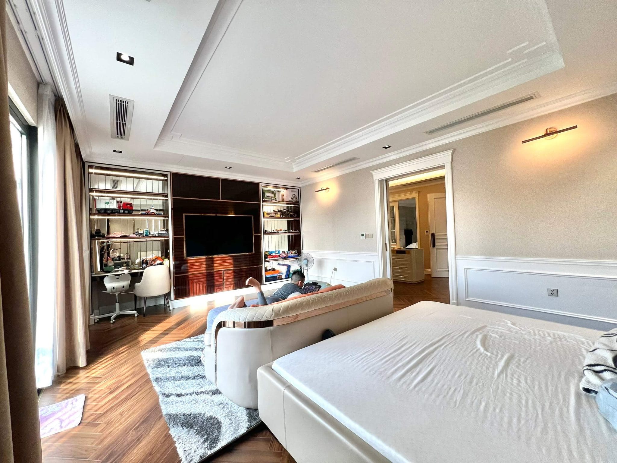 Bán căn nhà phố Vạn Phúc 133m2 nội thất cao cấp, nhìn trực diện hồ