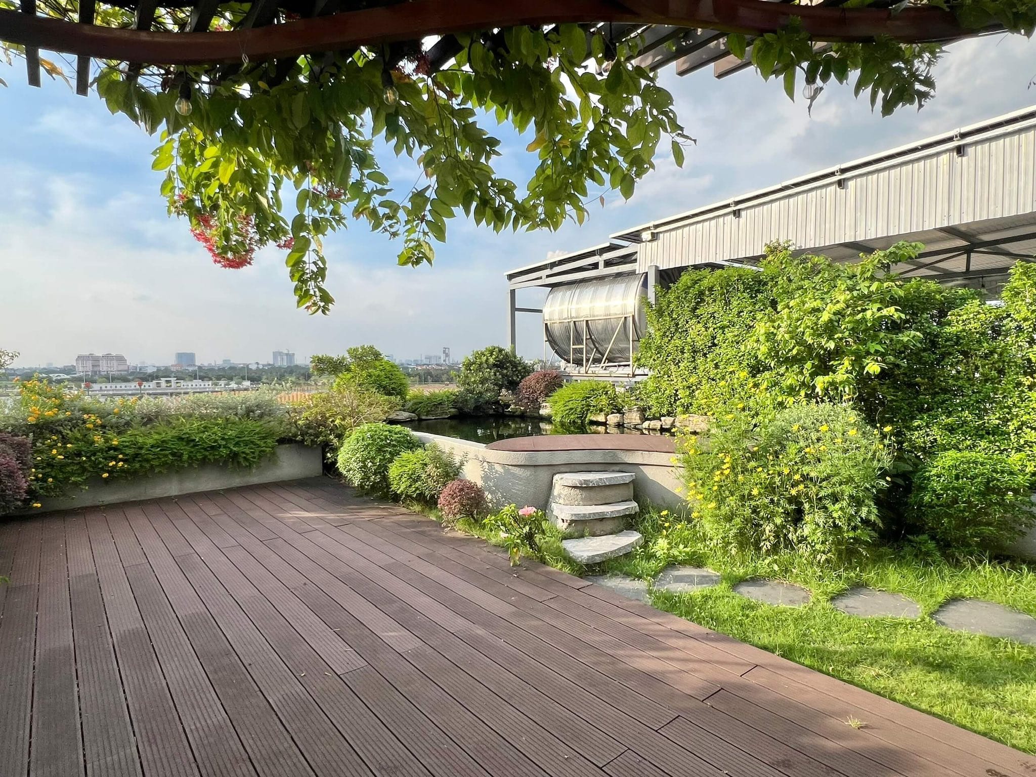 Bán căn nhà phố Vạn Phúc 133m2 nội thất cao cấp, nhìn trực diện hồ