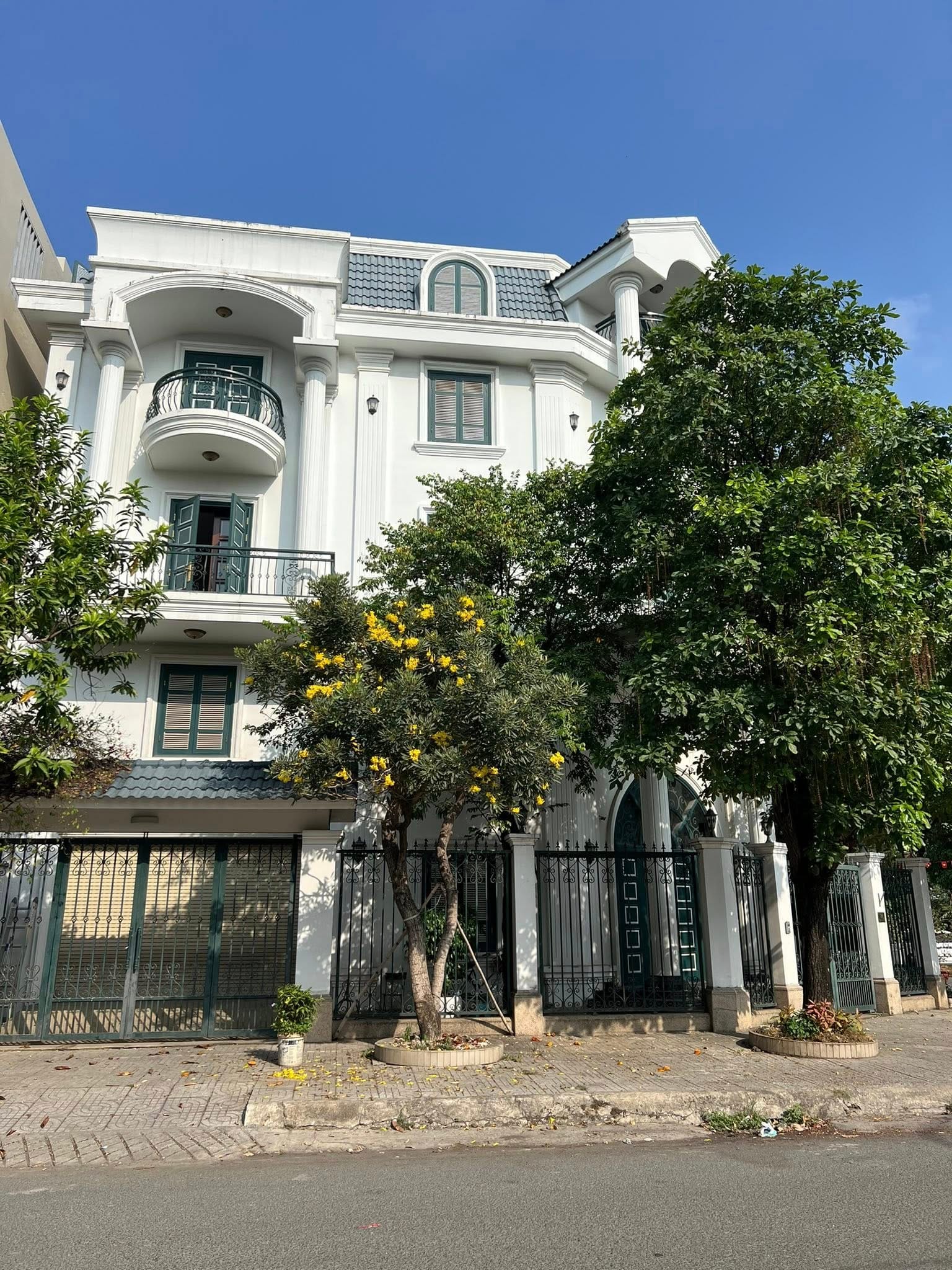 Bán biệt thự góc 238m2 trung tâm bên sông Hiệp Bình Chánh