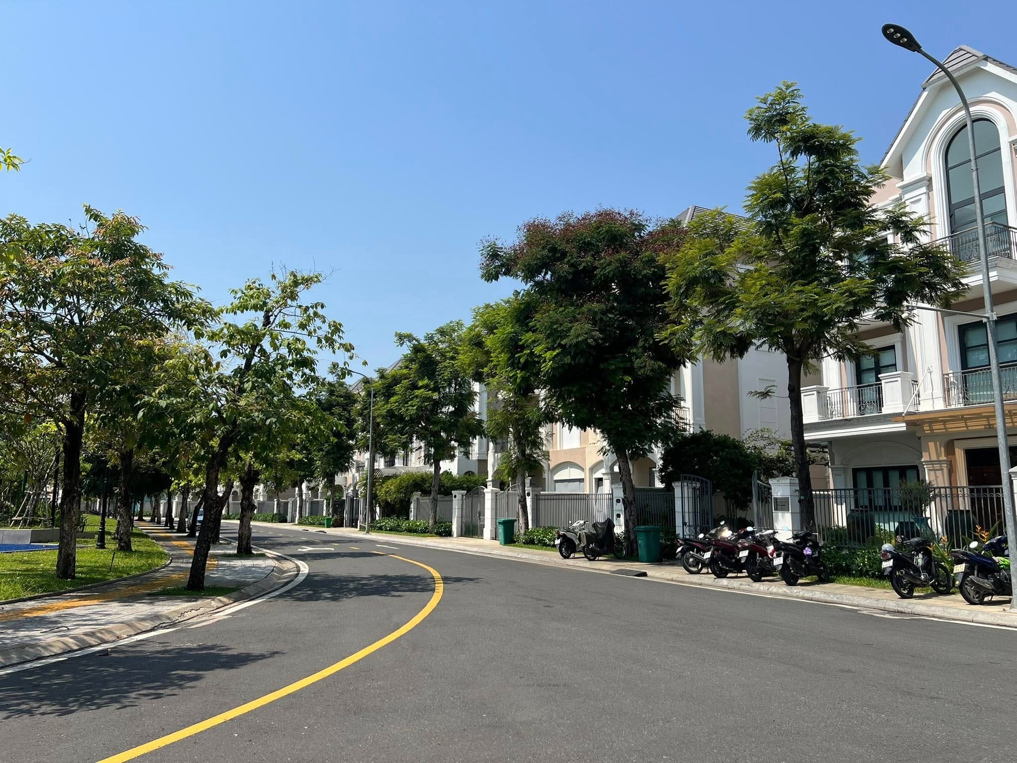 Bán biệt thự 200m2 compound ở Vinhomes Grand Park Quận 9