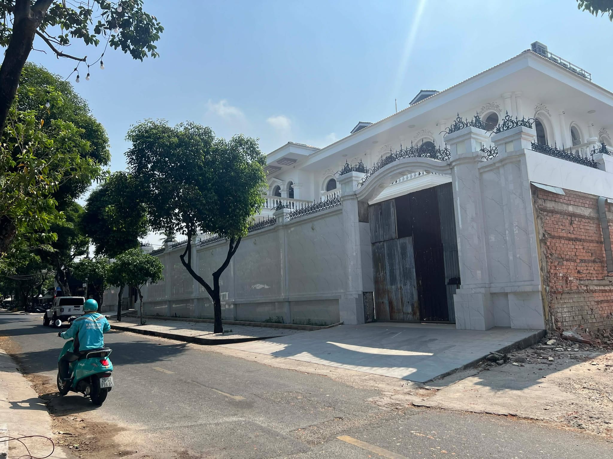 Bán biệt thự sân vườn 716m2 ở Làng biệt thự Đại Học Bình Thọ, Thủ Đức