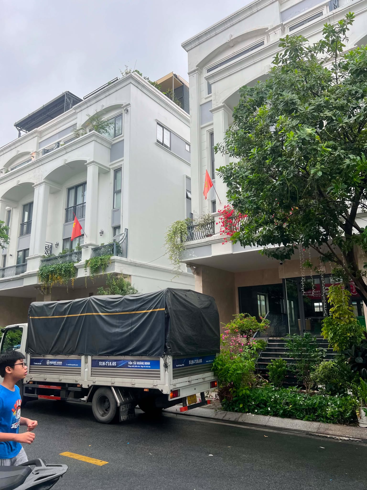Bán nhà phố 140m2 hầm 4 tầng rẻ nhất khu đô thị Vạn Phúc