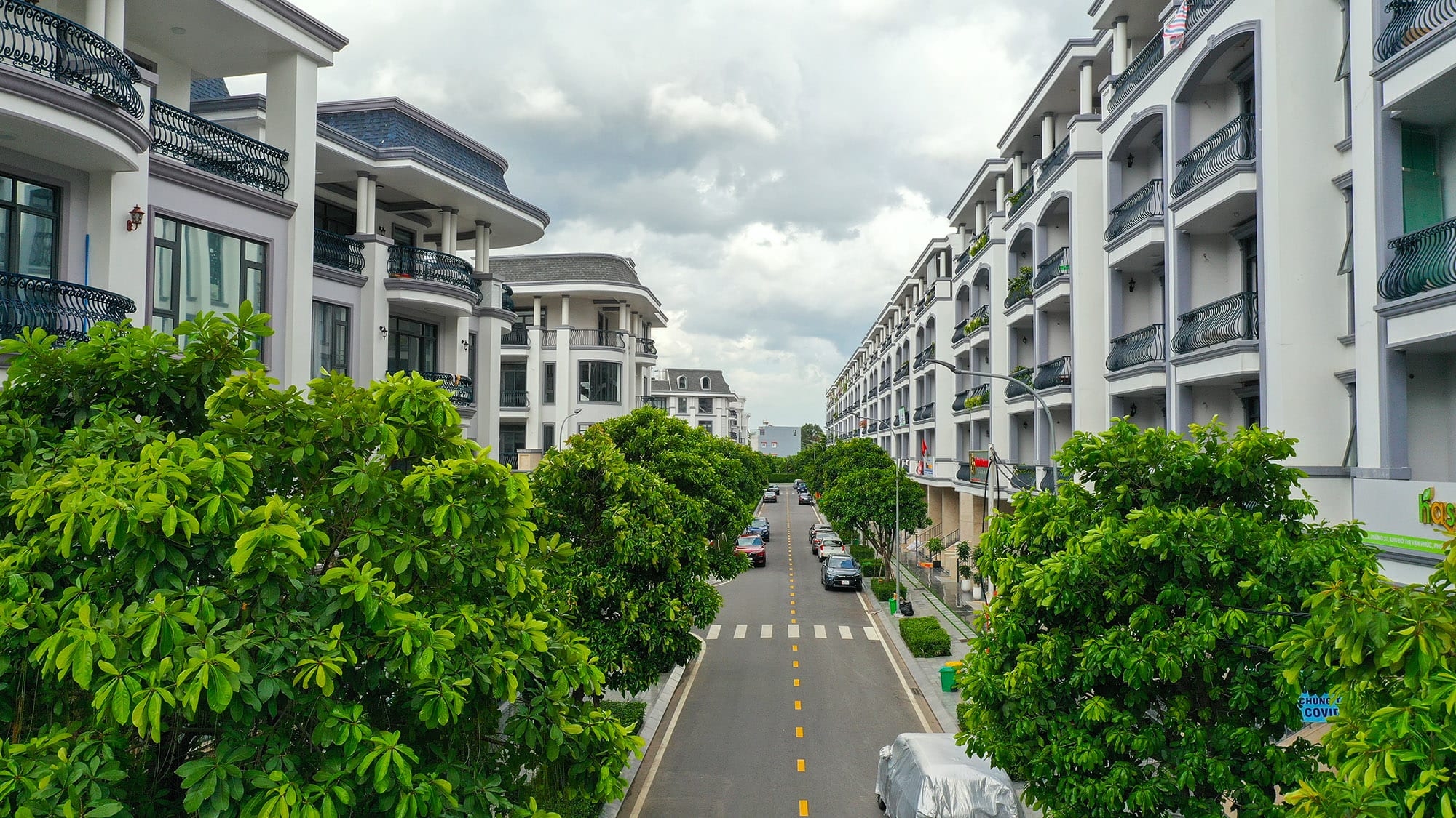 Bán nhà phố 140m2 hầm 4 tầng rẻ nhất khu đô thị Vạn Phúc