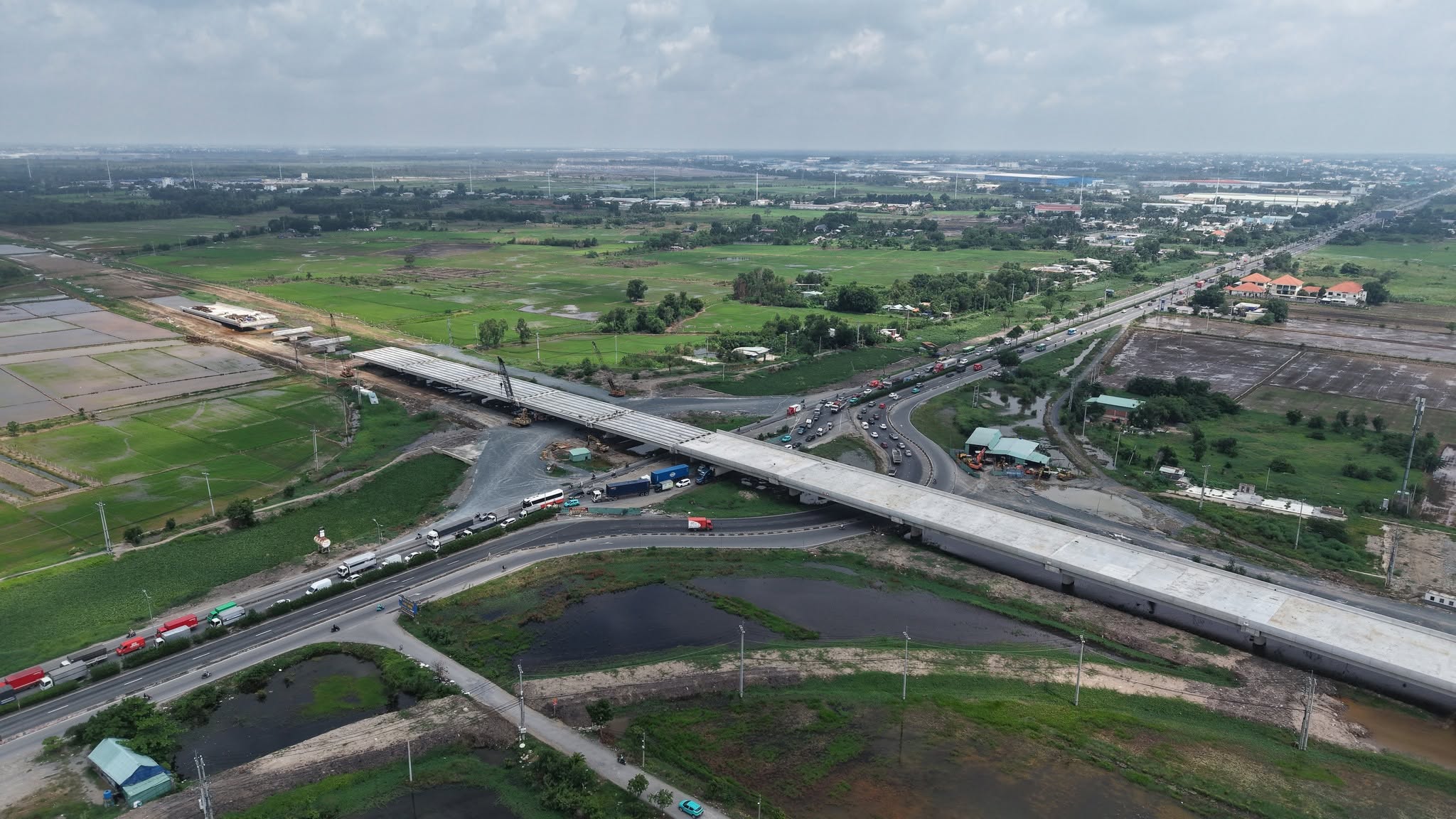 Nút giao đường Vành đai 3 với Quốc lộ 22 đoạn qua Hóc Môn nhìn về Vinhomes Saigon Park