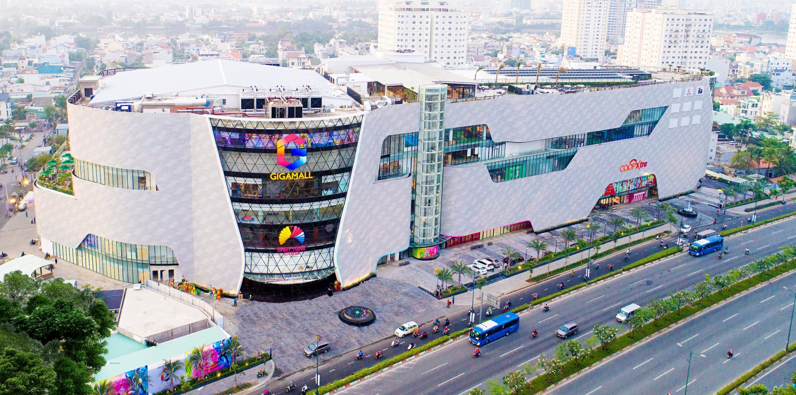 Trung tâm thương mại Gigamall trên trục đường Phạm Văn Đồng