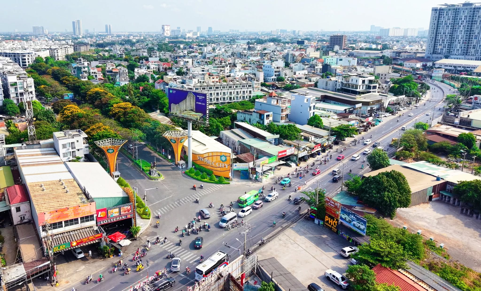 Cổng Nguyễn Thị Nhung thuộc Khu đô thị Vạn Phúc ở phường Hiệp Bình (Thủ Đức)